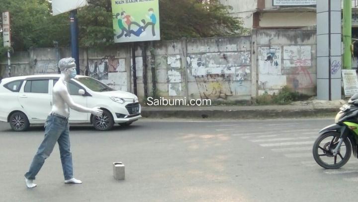 PHK di Masa Pandemi, Eks Waiters Restoran Bandarlampung Nekat Jadi Manusia Silver