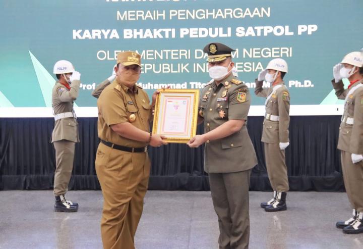 Gubernur Lampung Arinal Djunaidi Terima Penghargaan Karya Bhakti Peduli Satpol PP dari Menteri Dalam Negeri