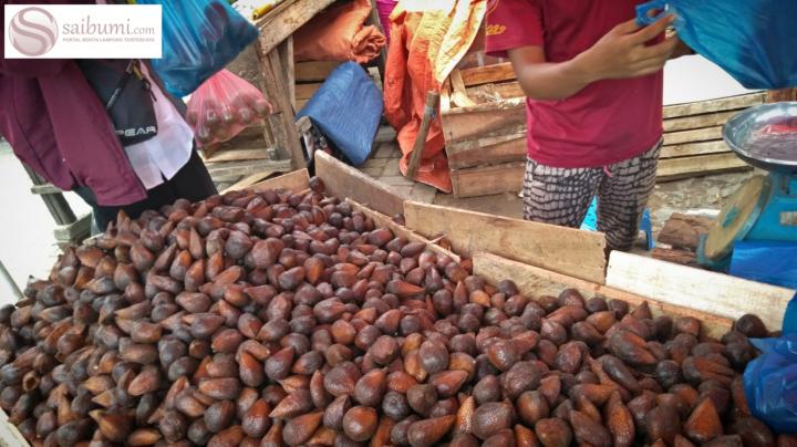 Strategi Jualan Ala Pedagang Salak di Masa Pandemi 