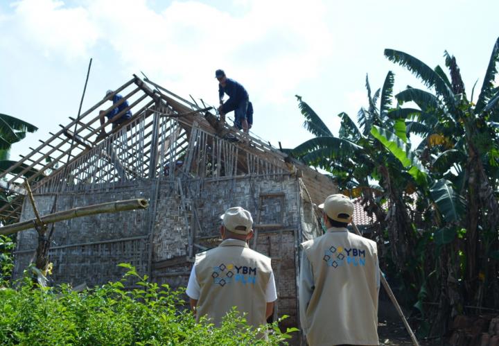 Tangis Haru Keluarga Sulam Pecah, YBM PLN Gunakan FABA Sulap Rumah Miliknya Jadi Layak Huni