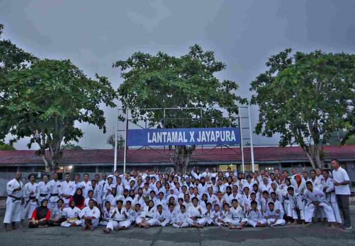 120 Kenshi dan 6 Yudansha Hadiri Latihan Gabungan PERKEMI Provinsi Papua di Lantamal X Hamadi