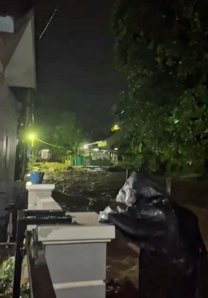 Diguyur Semalaman, Tanggul Citra Garden Jebol, Ratusan Rumah Terendam Banjir