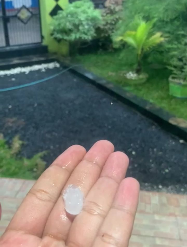 Terjadi Fenomena Alam Hujan Es di Kotabumi Lampura
