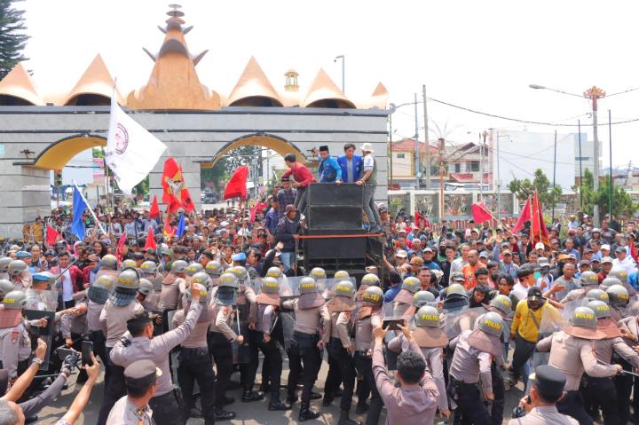 Bentrok di Depan Kantor Gubernur, 7 Polisi Terluka Saat Amankan Aksi Petani Singkong