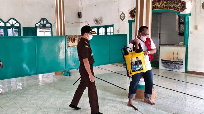 Langgar Prokes, Ini Penampakan Wabub Lampung Tengah Bersihkan Fasilitas Umum 