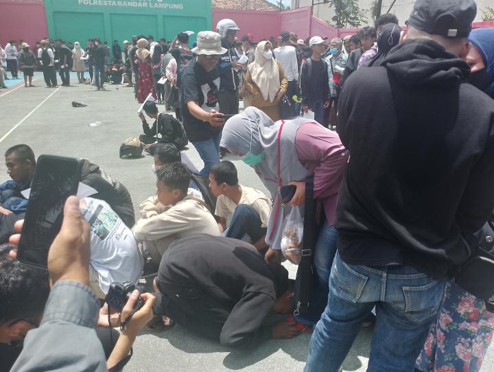 Ratusan Pelajar yang Diamankan Polisi, Bersujud Minta Maaf Kepada Orang Tuanya
