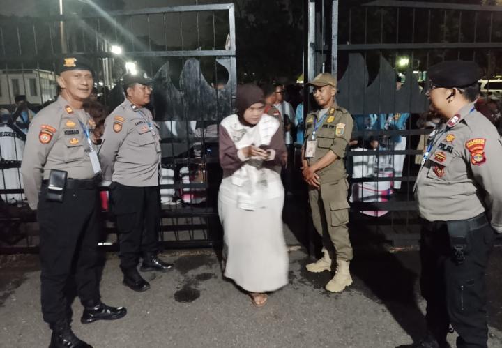 Polisi Kawal Kedatangan Ratusan Calon Jemaah Haji di Asrama Lampung 