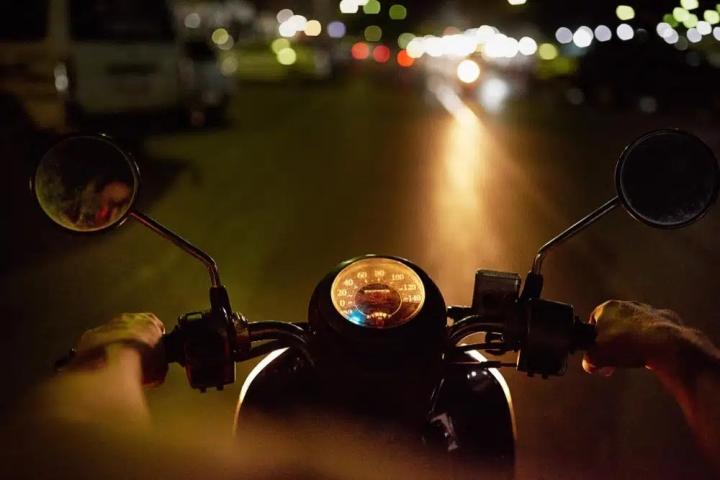Kenali Penyebab Lampu Motor Redup