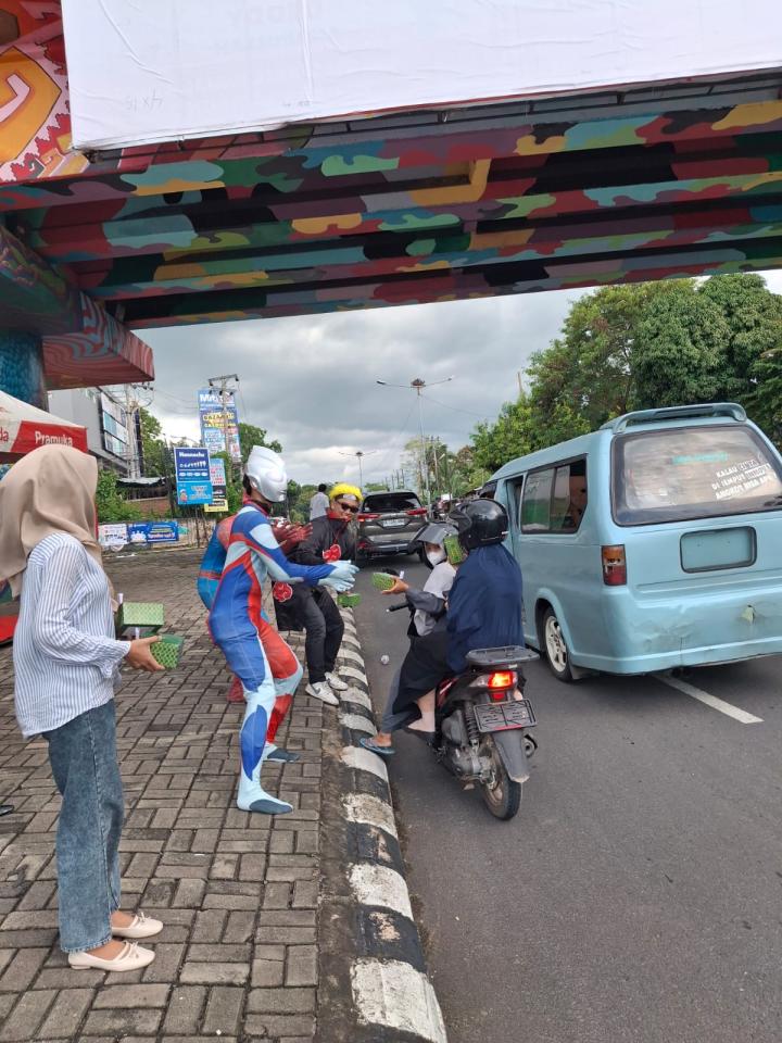 Honda TDM Pramuka Bagikan Takjil Kepada Masyarakat Sekitar 
