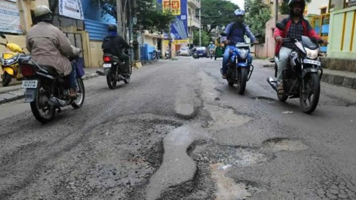 Tips Aman Naik Motor Di Jalanan Berlubang Dan Rusak