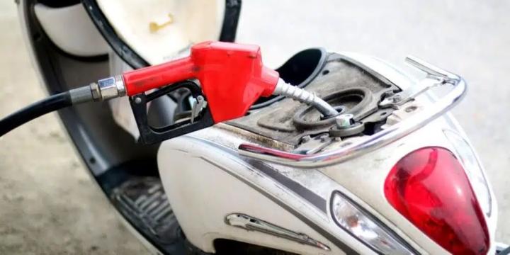 Saat Bahan Bakar Akan Habis, Motor Wajib Dikebut Atau Jalan Lebih Perlahan?