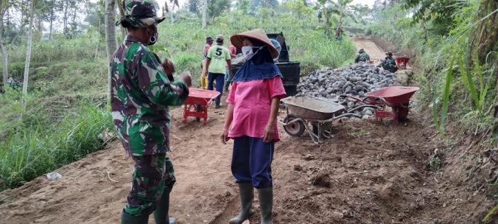 Di Sela-sela Pra TMMD Reguler Ke-112, Danramil Lakukan Komsos