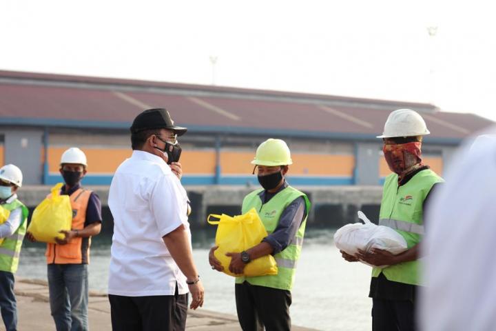 Ringankan Beban Masyarakat Terdampak Covid-19, Gubernur Arinal Beri Bantuan Para Pekerja Bongkar Muat dan Nelayan 