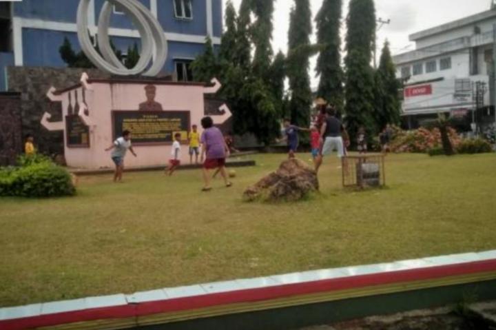 Tidak Ada Lapangan, Anak-anak Bermain Bola di Pinggir JalanÂ 