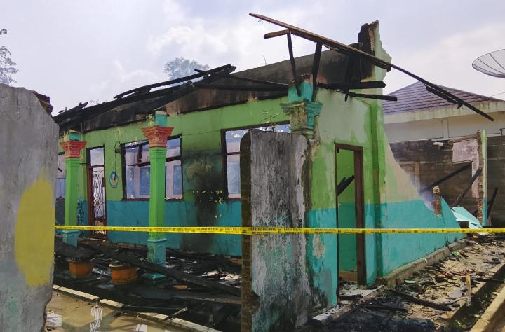 SDN 14 Tulang Bawang Terbakar Saat Sekolah Kosong, Tiga Ruang Kelas Ludes Dilalap Api