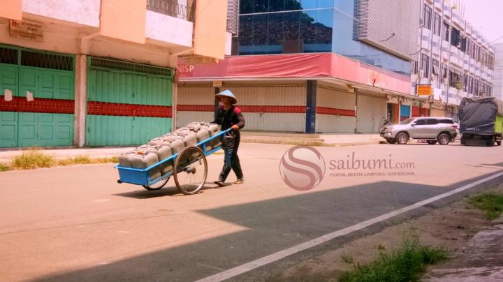 Kisah Perjuangan Penjual Air Bersih Keliling di Telukbetung demi Bantu Warga 