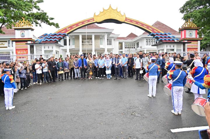 Sejarah Baru Tercipta! Bupati Egi Pimpin Detik-Detik Proklamasi HUT ke-80 RI di Menara Siger, Selat Sunda Jadi Saksi Abadi