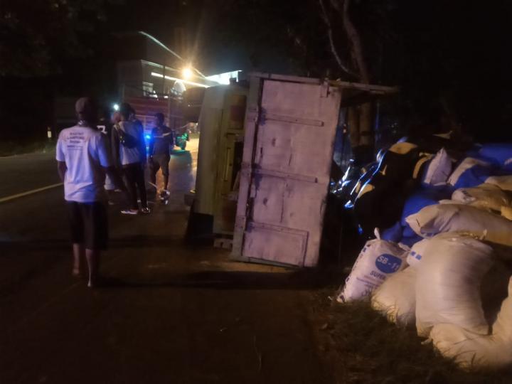 Mobil Bermuatan Pupuk Kandang Terguling di Jl Lintas Timur Desa Muara Jaya