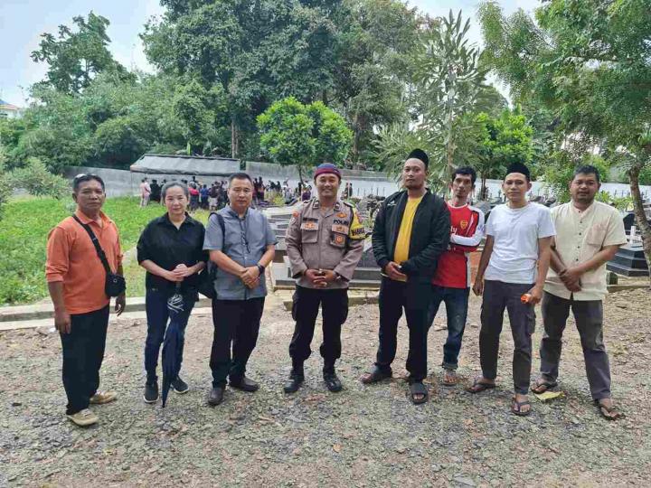 Bhabinkamtibmas Penengahan Raya, Aipda Heri Susanto Bantu Prosesi Pemakaman Warga yang Meninggal Dunia