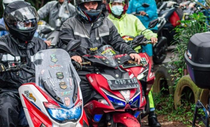 Cara Aman Berkendara Motor Matic Saat Hujan — Perhatikan Hal-Hal Penting Ini   