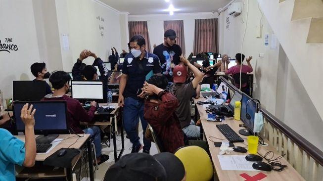 Polisi Gerebek Kantor Pinjol Ilegal di Cengkareng, 56 Karyawan Diamankan