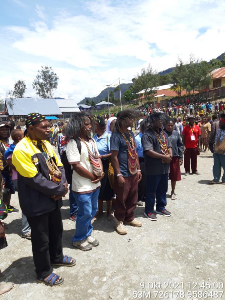 Ribuan Masyarakat Intan Jaya Papua Sambut Kedatangan Tiga Diakon