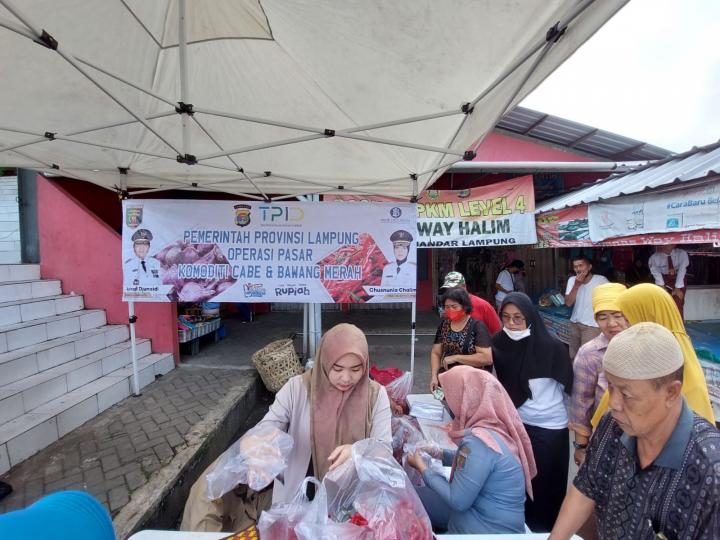 TPID Melalui Dinas Perindag Provinsi Lampung  Gelar Operasi Cabe Merah dan Bawang Merah di Pasar Wayhalim