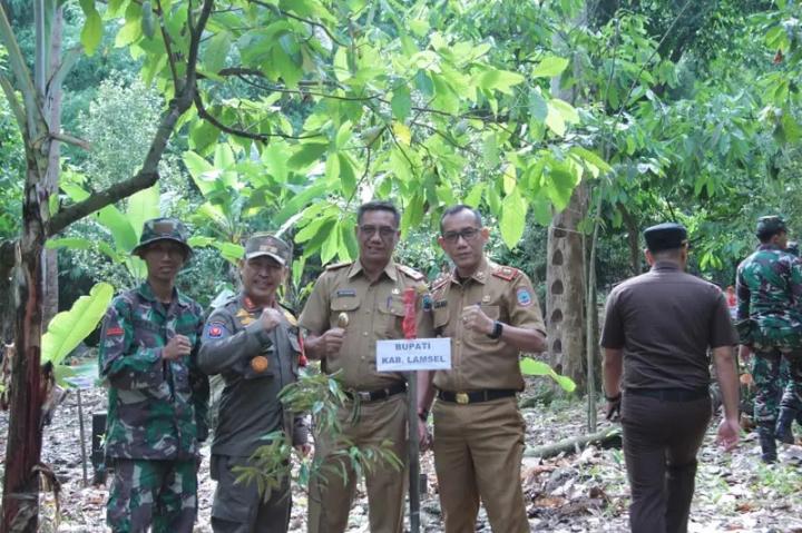 Dulkahar Sempurnakan Penanaman Pohon Serentak, Dukung Inisiatif Hijau di Kodim Lampung Selatan