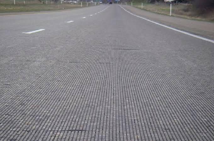 Benarkah Jalan Beton Bisa Bikin Ban Motor Cepat Habis 