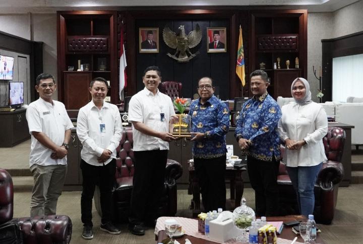 Pj. Gubernur Samsudin Minta PT. ASDP Indonesia Ferry Cegah Masuknya Impor Tapioka ke Provinsi Lampung Melalui Pelabuhan Bakauheni