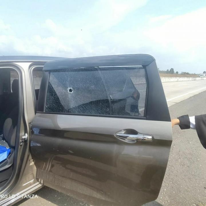 Bahaya ! Pengguna Tol Kaget Kaca Mobil  Pecah Diketapel Orang Tak Dikenal