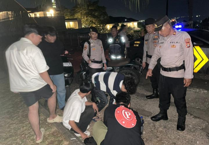 Cegah Gangguan Kamtibmas, Polisi Bubarkan Tongkrongan Remaja Hingga Larut Malam