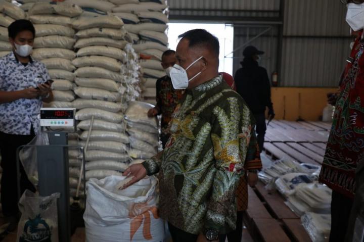 Pastikan Ketahanan Pangan Selama Pandemi, Nanang Ermanto Cek Gudang Bulog di Sragi