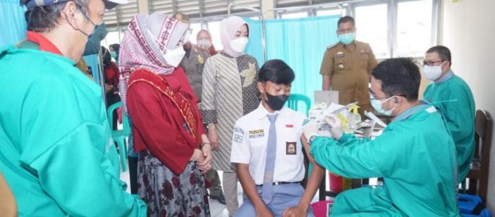 Jadi Duta Vaksin, Bunda Winarni Tinjau Vaksinasi Covid-19 Bagi Pelajar di SMA Negeri 1 Penengahan