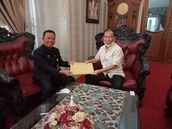 Ditengah Suasana Duka Mendalam, Ada Sosok Wajah Yang Tersenyum Simpul
