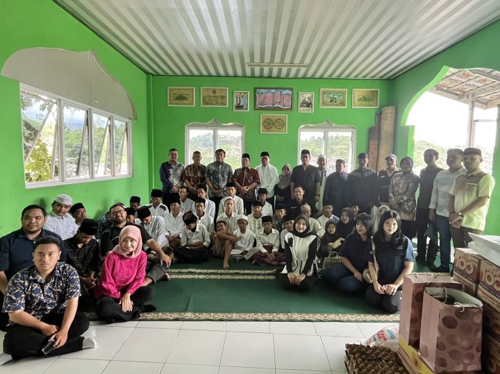 Polda Lampung dan Peradi Kunjungi Ponpes Pembinaan 7 Anak Kasus Molotov, Sekaligus Salurkan Bansos