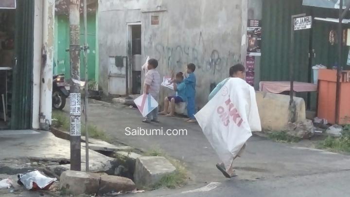 Pengendara Wajib Hati-Hati! Para Pengejar Layangan Mulai Ramai