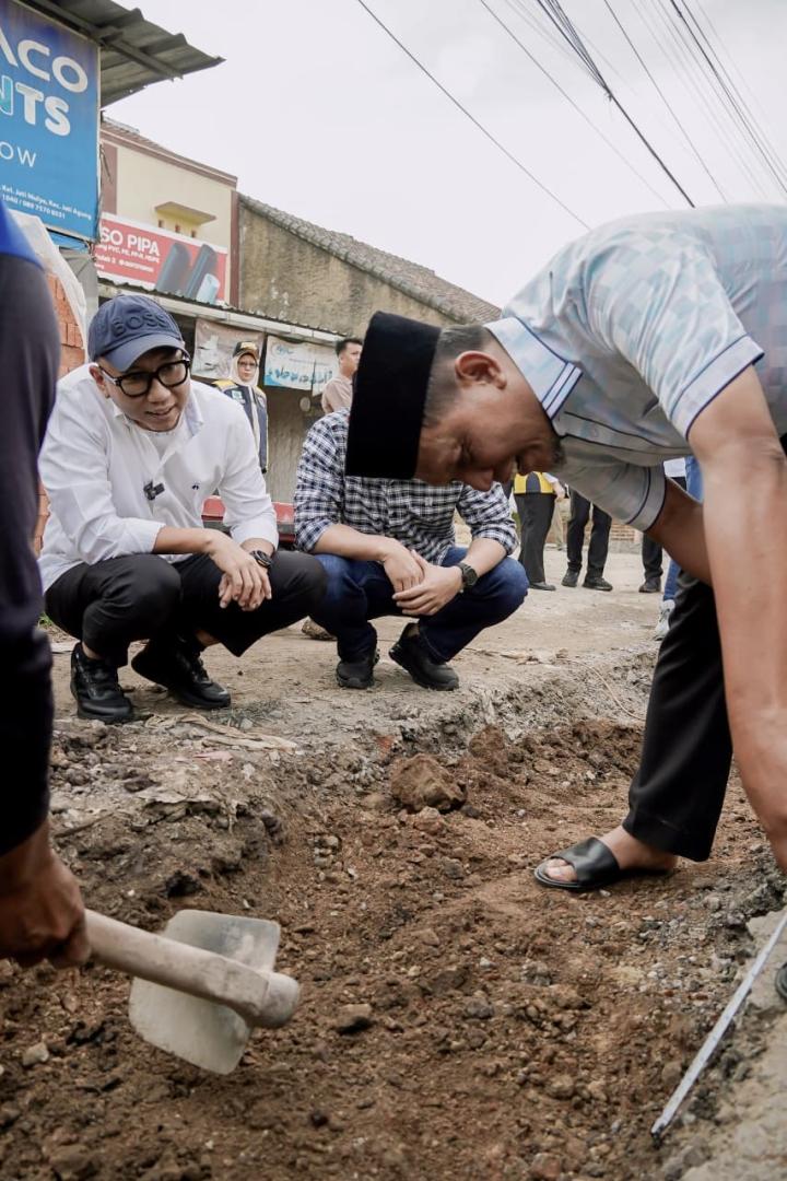 Tinjau Ruas Strategis di Jatimulyo, Gubernur Dorong Normalisasi Drainase dan Perbaikan Jalan
