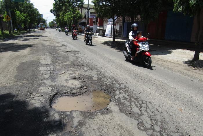 Info TDM Honda Sidomulyo, Tips Aman Naik Motor Di Jalanan Berlubang Dan Rusak