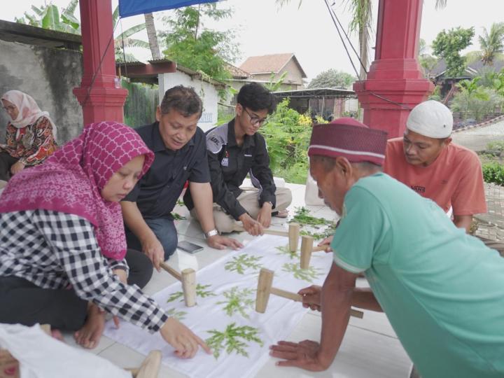 UBL Kembangkan Terapi Bagi Alumni ODGJ Ponpes Jolo Sutra Lampung Tengah Melaui Pelatihan Ecoprint Teknik Pukul