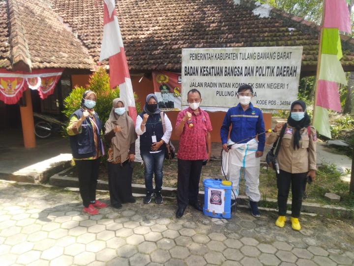 Dinsos Tubaba Bersama Tagana dan TGSK lakukan Penyemprotan Disinfektan.