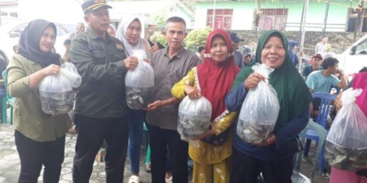 Aribun Bagikan Bibit Ikan Kepada Masyarakat Kecamatan Sragi Lamsel