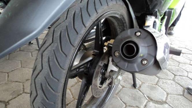 Penyebab Ban Belakang Motor Cepat Botak