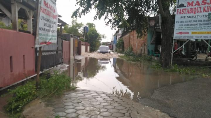 Hujan Deras, 3 Jalan di Kelurahan Way Dadi Banjir