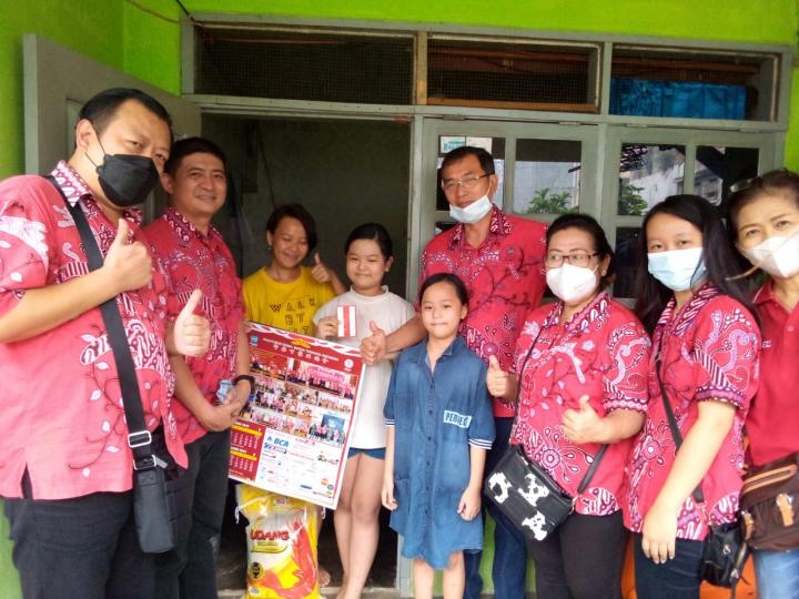 Jelang Imlek 2022 PSMTI Lampung Bagikan Angpao