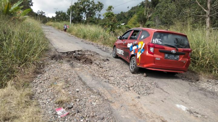 Badan Jalan Penghubung Kecamatan Lumbok Seminung - Sukau Rusak Parah
