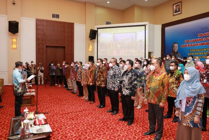 Pelantikan Pengurus Ikatan Sarjana Ekonomi Indonesia 2022-2025, Gubernur Arinal Berharap ISEI Pacu Pertumbuhan Ekonomi dan Pembangunan Lampung