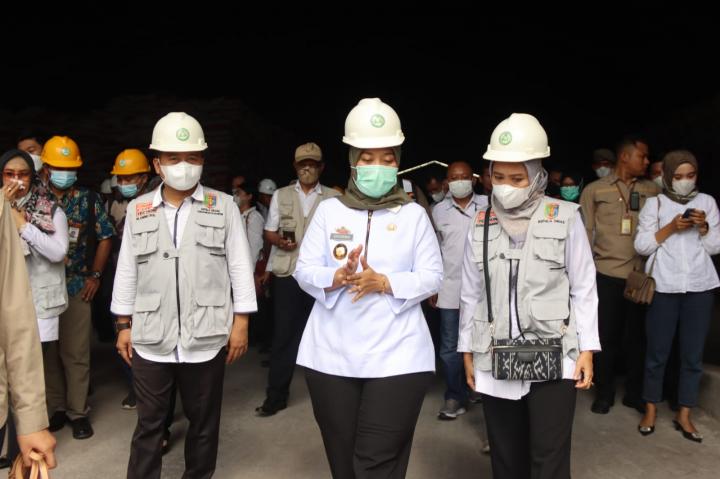 Wakil Gubernur Chusnunia didampingi Kadis Perindag Elvira Umihanni Melakukan Pengawasan Penyaluran Pupuk di Pelabuhan Peti Kemas Panjang
