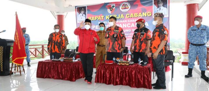 Nanang Ermanto dan Rycko Menoza Saling Sapa di Rakercab MPC Pemuda Pancasila Kabupaten Lampung Selatan