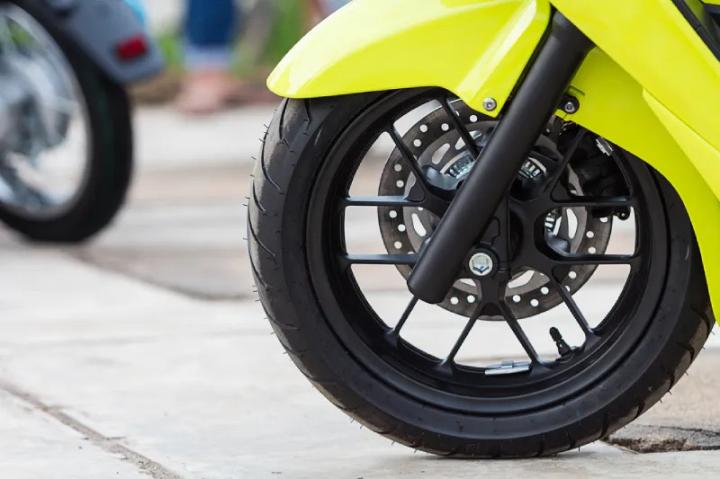 Penyebab Saat Ban Depan Motor Goyang